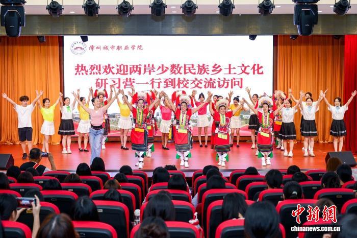 台胞们走进漳州城市职业学院开展文化交流活动。台盟漳州市委会供图