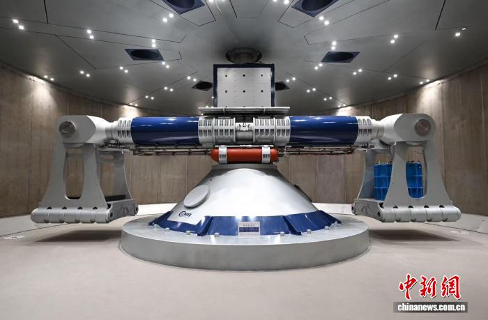 9月29日，容量为1300g·t的离心机。王刚 摄