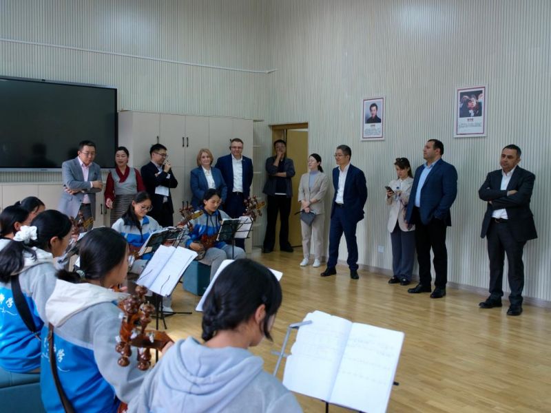 使节团参访林芝市巴宜区中学(9月24日摄)。(周昱龙 摄)