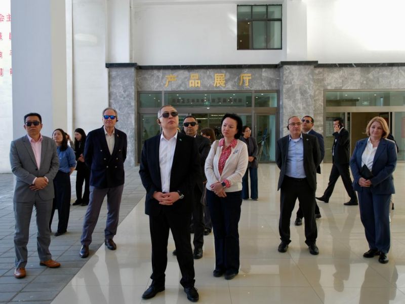 使节团参访林芝市粤林产业园(9月24日摄)。(周昱龙 摄)