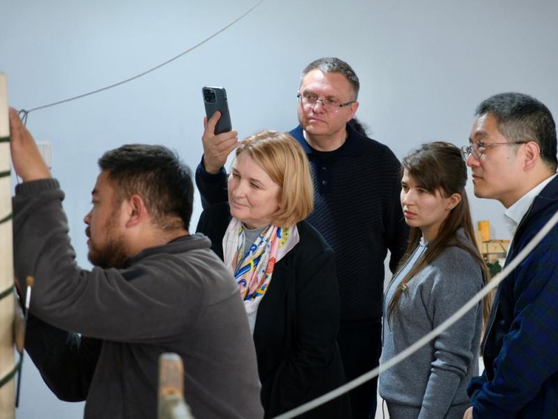 使节团参访西藏唐卡画院(9月26日摄)。(周昱龙 摄)