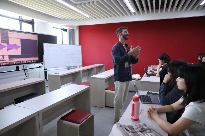 9月25日,海南陵水黎安国际教育创新试验区中央民族大学海南国际学院的外籍教师在给学生上音乐技术与作曲课。新华社记者 郑悦 摄