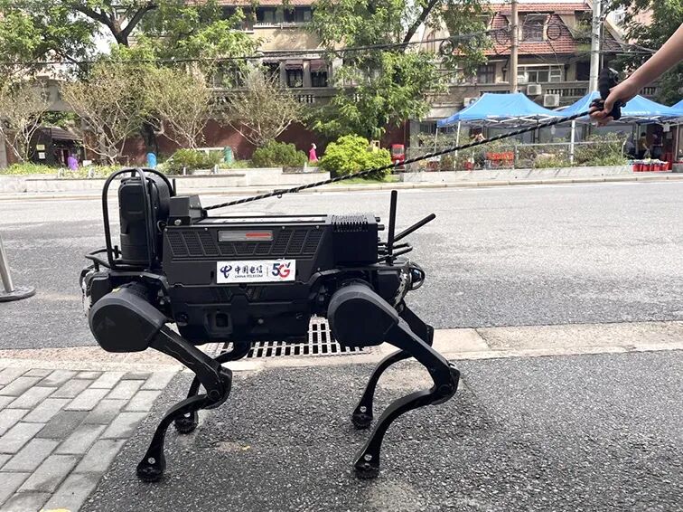 基于中国电信智能5G-A技术的机械导盲犬在上海成功实测