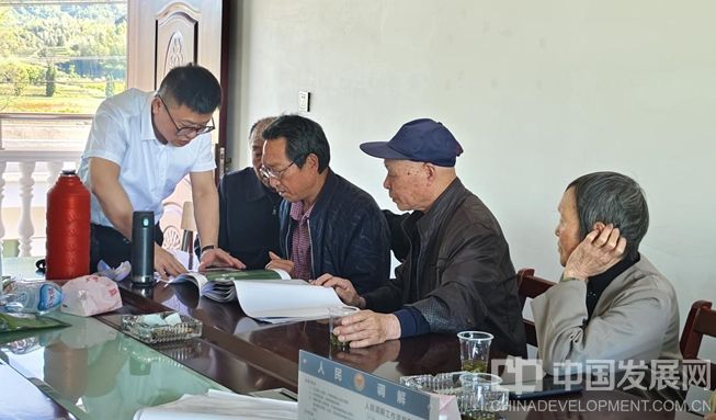 王正与村里老艺人商讨婺剧展示厅建设方案