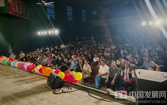 婺剧晚会在村广场开演