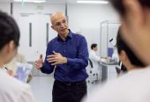 苹果新任COO Sabih Khan首次亲临上海实验室，本地应用研究为 iPhone 的耐用性和可靠性保驾护航