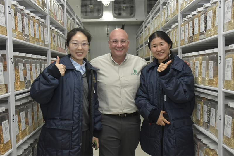 阿尔贝托·沙塞涅（中）与中国学生合影。受访者供图