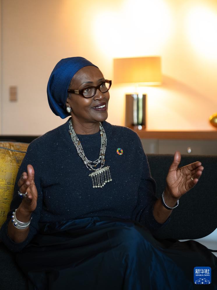 10月11日，在德国柏林，联合国艾滋病规划署执行主任温妮·拜安伊玛接受新华社记者专访。新华社记者 张豪夫 摄