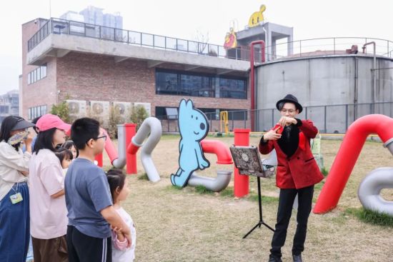 戏剧巴士的“神秘魔术师”与孩子们互动。