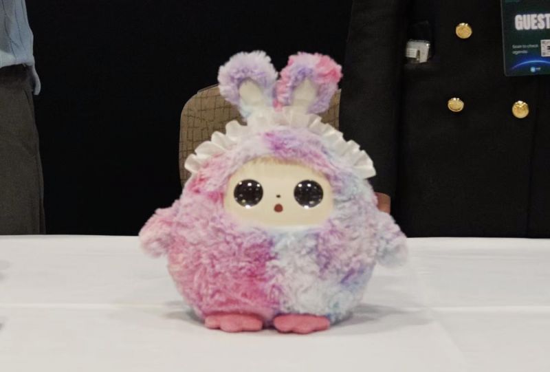 涂鸦智能展出的AI玩偶,通过AI算法捕捉用户情绪变化并呈现不同表情