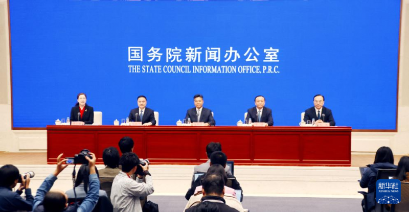 10月28日，国务院新闻办公室在北京举行新闻发布会，商务部副部长盛秋平，上海市委常委、市委秘书长华源，中国国际进口博览局副局长吴政平，上海市政府副秘书长、市商务委员会主任朱民介绍第八届中国国际进口博览会筹备情况，并答记者问。新华社记者 潘旭 摄