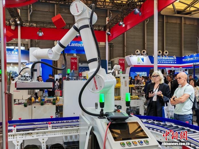 10月28日，在上海举办的2025汉诺威上海工业联展吸引众多海内外专业观众。中新网记者 姜煜 摄