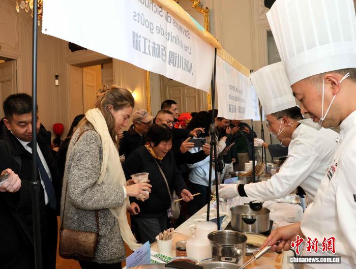 当地时间10月27日，“蓉品出海——成都国际美食之都推介活动”在巴黎中国文化中心举行。　巴黎中国文化中心供图