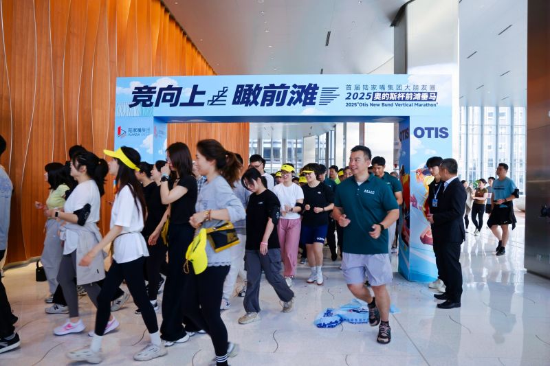 参赛队员们出发了