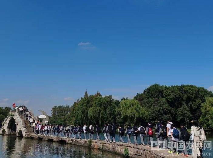 浙江：学子寻名人足迹，纵揽古越风情