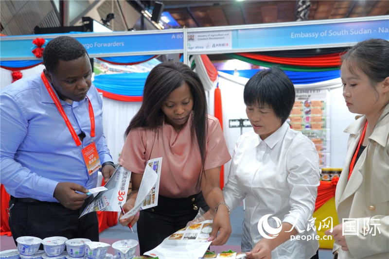 博览会现场，本地客商在与中国参展商交流。人民网记者黄炜鑫摄