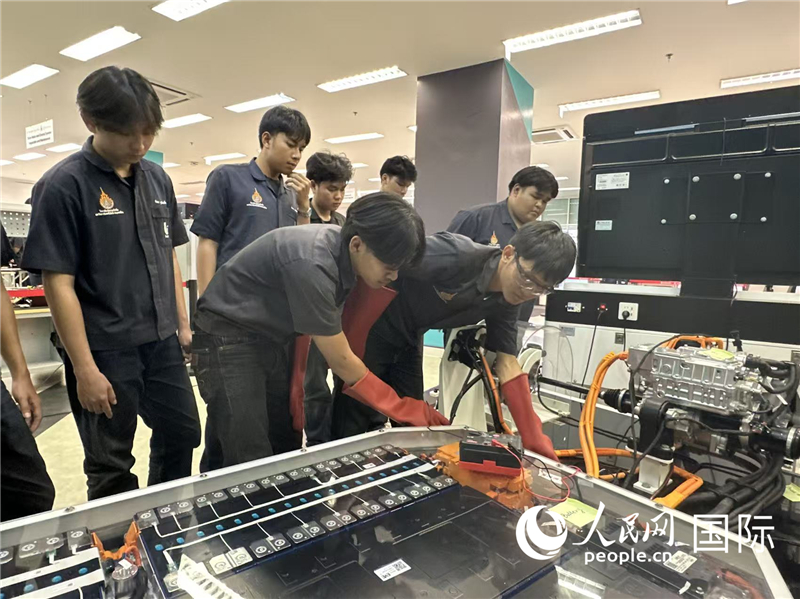 图片：泰国学生在电动汽车培训中心学习。孙广勇摄