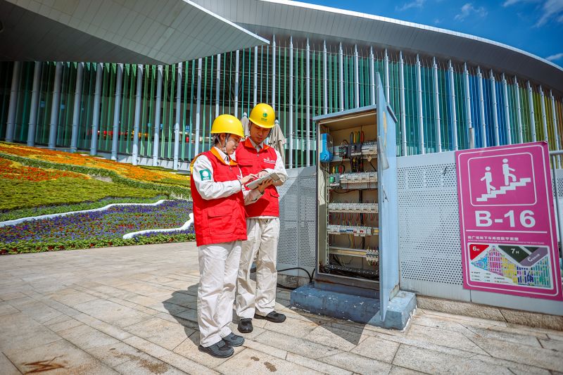 国网上海青浦供电公司客户经理在国家会展中心南广场检查末端用电设备运行情况。