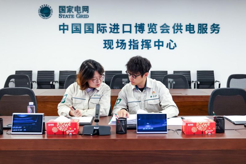 国网上海青浦供电公司客户经理在进博会现场指挥中心,依托智慧保电数字孪生系统开展安全用电检查工作。