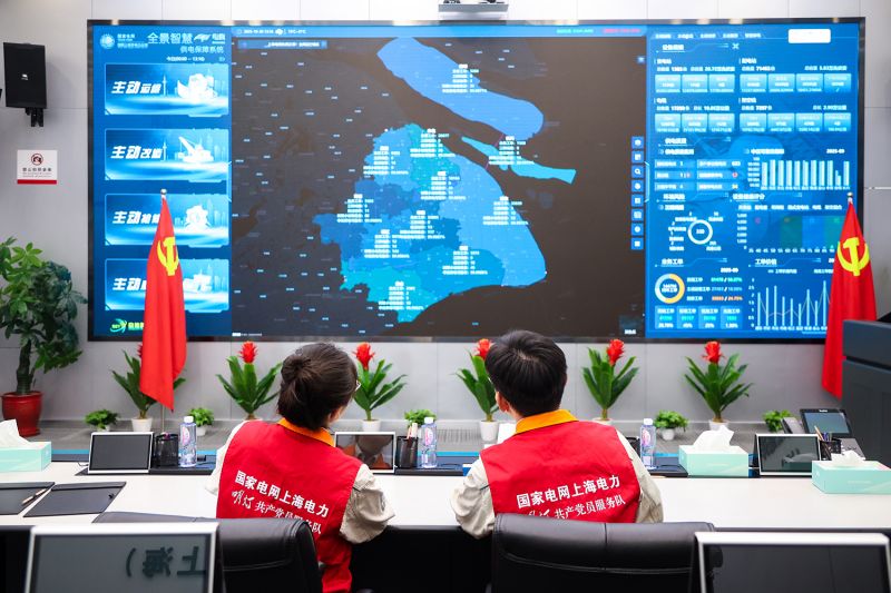 国网上海青浦供电公司青年突击队员查看全景智慧供电保障8.0系统。