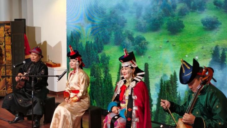 阿拉善盟文旅资源推介会暨“巴丹吉林沙漠·沙山湖泊群”图片展在巴黎举办