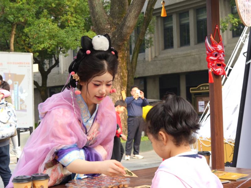 再现古人佩萸祈福的传统习俗