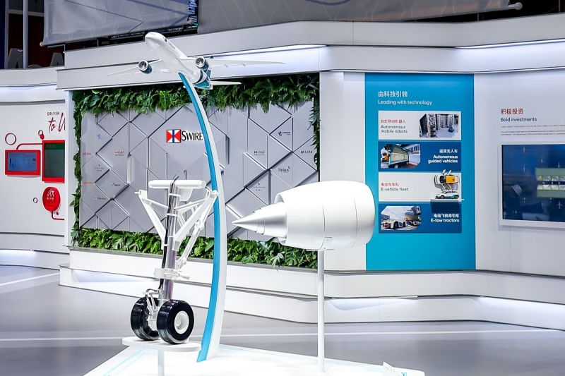 港机集团现场展示飞机模型及由3D打印技术制作的飞机部件模型。