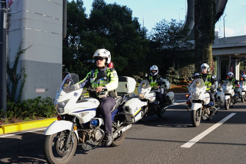 上海交管干警努力兼顾“保安全”与“优服务”