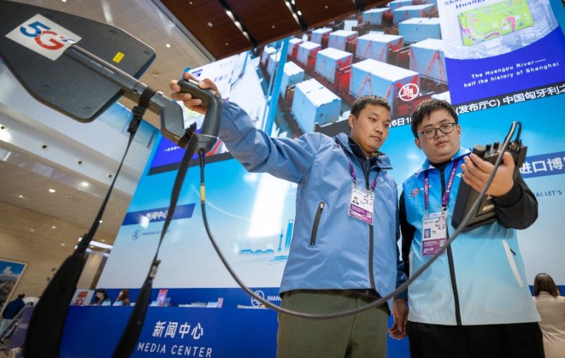 “5G-A + 万兆光网”双引擎通信架构,实现全场馆200M CA级5G网络深度覆盖