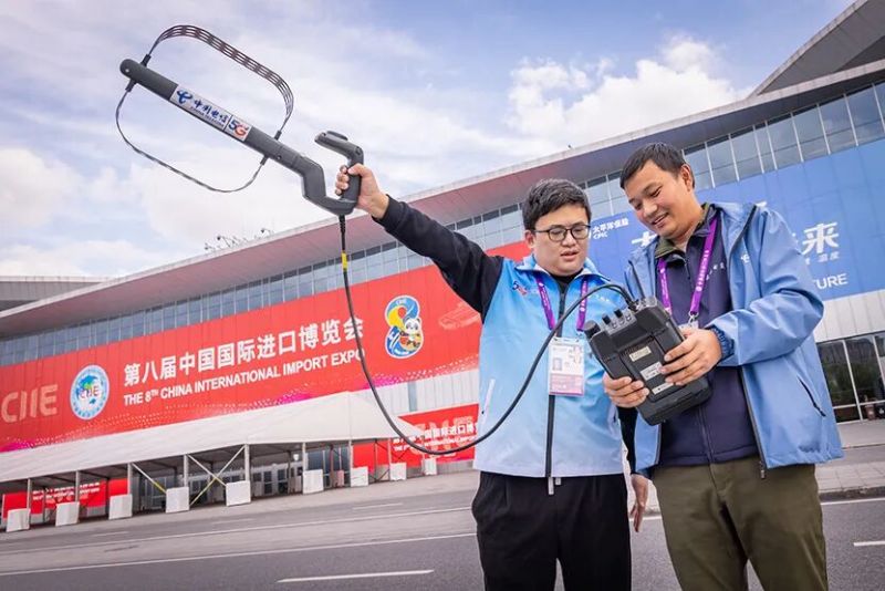 30万人在线！进博“全勤生”上海电信顶格保障，信号满格