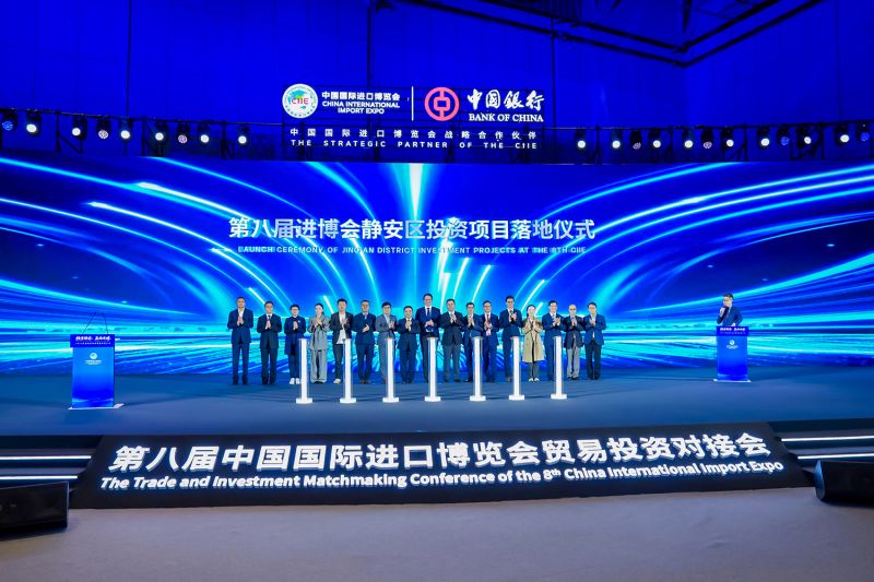 静安区2025年进博交易会暨招商推介会上签约环节
