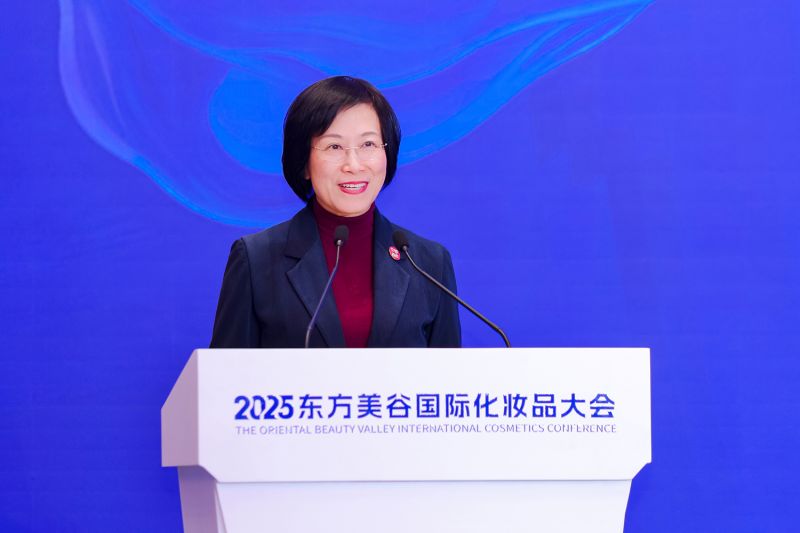 中国香料香精化妆品工业协会理事长、医学博士颜江瑛为大会致辞。