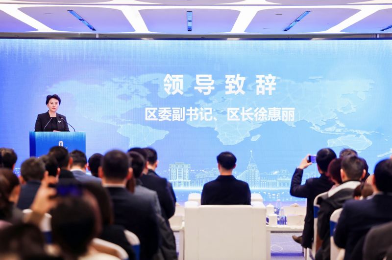 黄浦区委副书记、区长徐惠丽在致辞中强调,依托外滩国际人才服务中心成立的企业出海服务中心,要成为政策的“解说员”、资源的“连接器”、服务的“枢纽站”,切实打通企业出海过