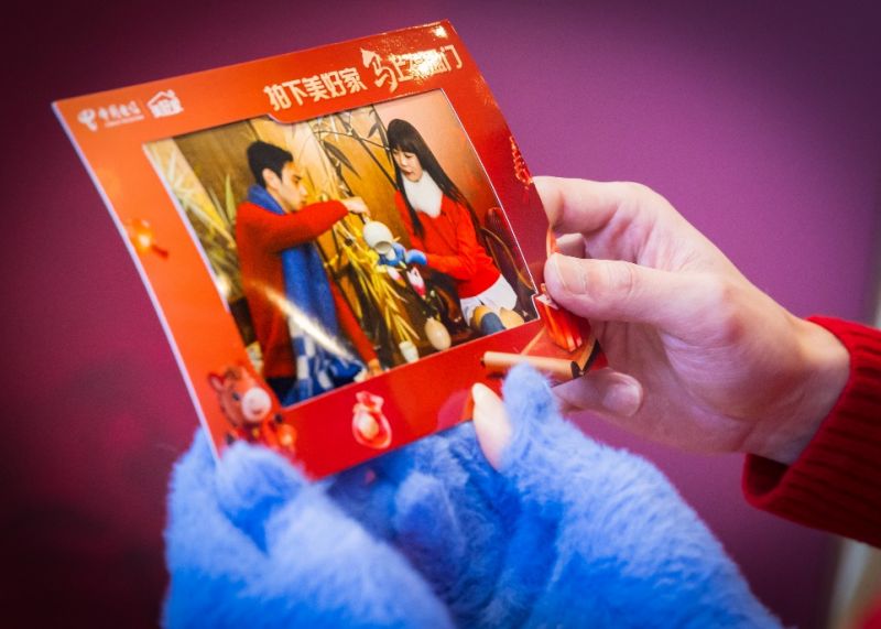 任意一个电话亭内AI照相馆功能中选择&ldquo;拍下美好家，马上福盈门&rdquo;