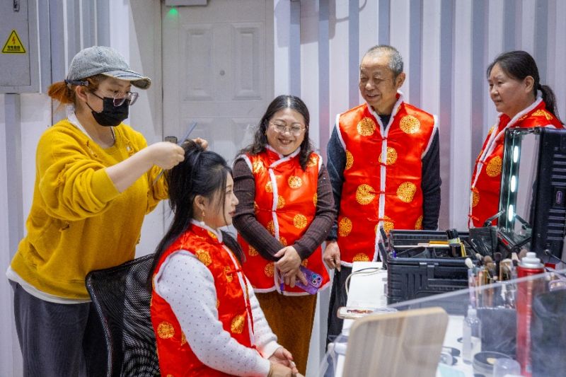 专业摄影师与化妆师团队驻场服务