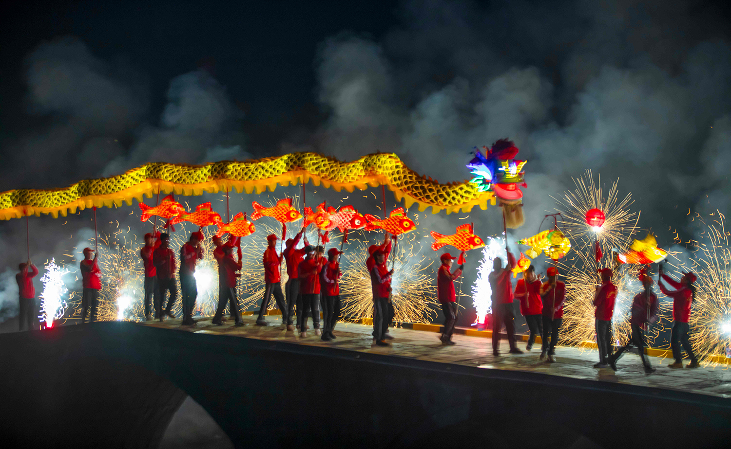 5 春节期间，安徽郎溪经村鱼龙共舞，村民与游客齐聚古桥。金色长龙伴璀璨鱼灯穿梭，烟花四溅、火花四溅，