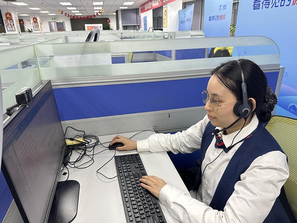 今年开始，上海电信10000号客服热线还能针对65岁以上老年客户，系统智能匹配沪语专席，用乡音消弭数