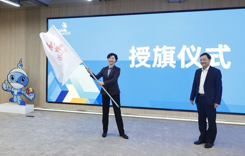 上海市人社局局长杨佳瑛向市侨联主席齐全胜授予世赛会旗