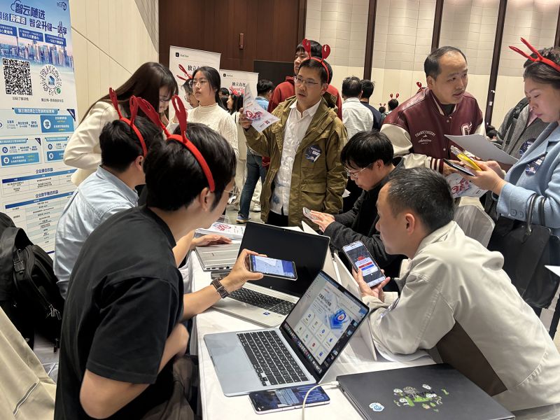 在 &ldquo;装虾&rdquo;活动上，天翼AI云电脑的装虾展台前大排长龙