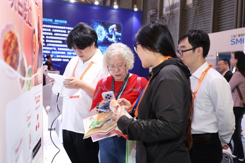 在上海电信展区，围绕社区服务、申情颐养、淘宝闪购等多个场景打造的体验区域吸引了不少老年观众驻足体验