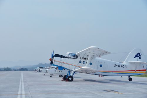 3月24日,浙江东阳横店通用机场举行通航首飞仪式.郭靖 摄