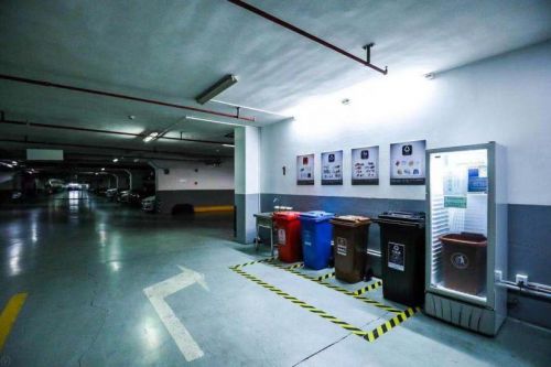 剩下的塑料袋被他熟门熟路地扔进了郭巧元面前标着"干垃圾"的黑桶