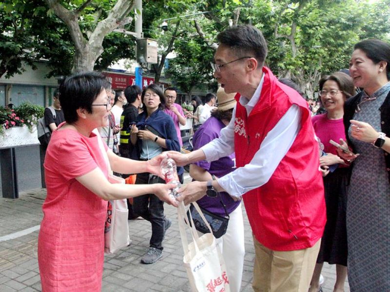 上海电信场外的&ldquo;爱心助考驿站&rdquo;