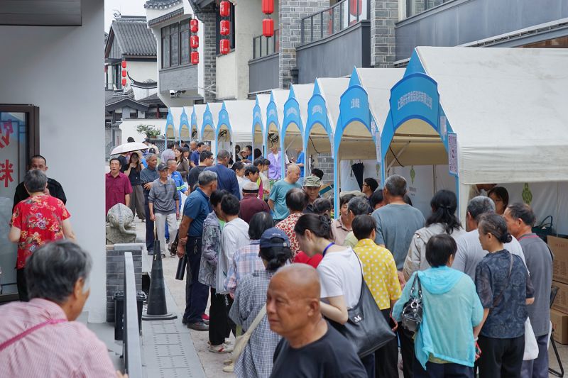 市集汇集了来自上海、重庆、四川、云南、青海5个省市的45家商户。