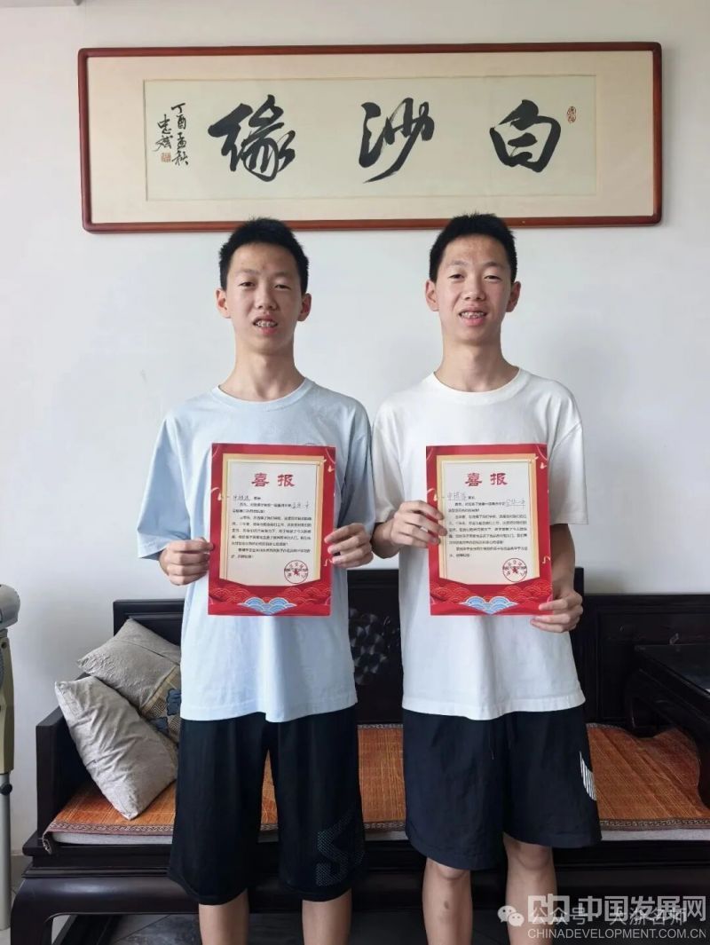 （左边哥哥申祺恩，右边弟弟申祺泽）
