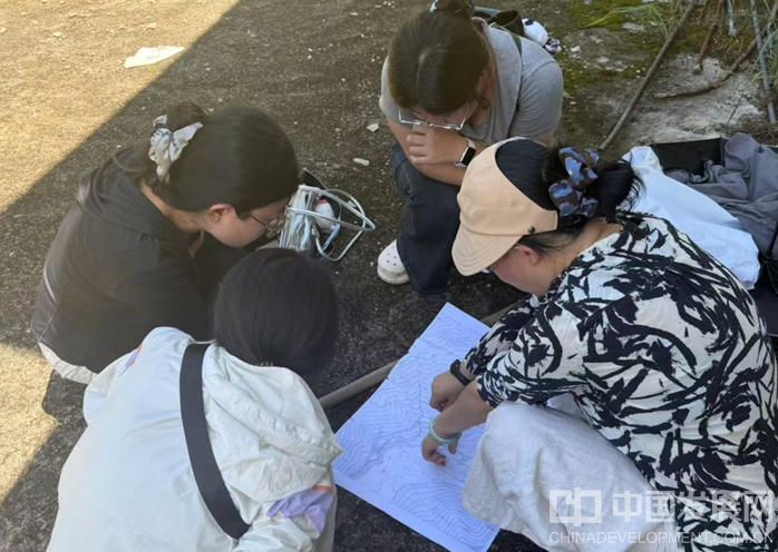 团队现场研讨横山村规划游赏线路