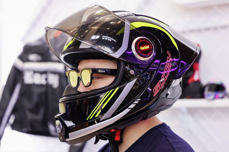 乐奇推出的专业机车头盔 AI Helmet
