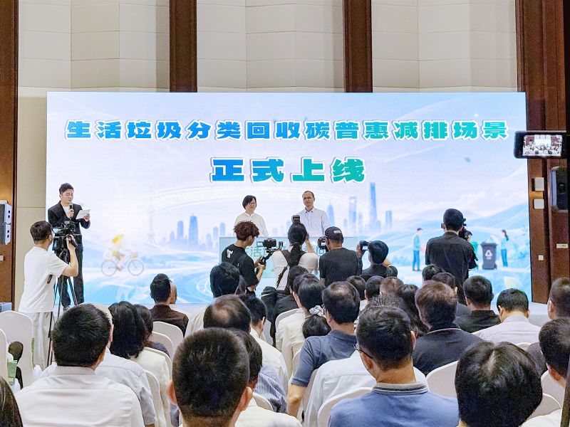 江风海韵织锦色，沪上青山入画来
