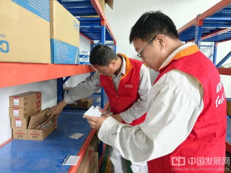 8月27日，国网东阳市供电公司江北供电所开展抗台风物资的盘点确认。（顾丹丹 摄）