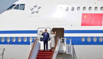 习近平抵达比什凯克出席2026年上海合作组织峰会并对吉尔吉斯斯坦进行国事访问
